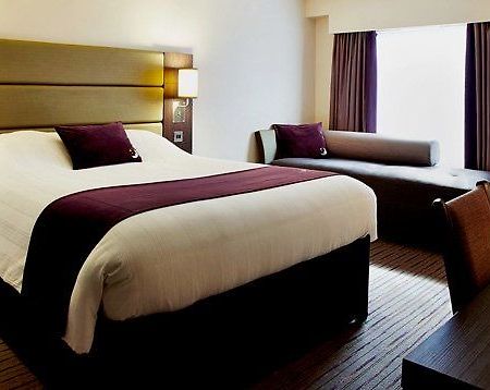 Premier Inn Premier Inn Heathrow Airport Terminal 4 Stanwell Eksteriør bilde